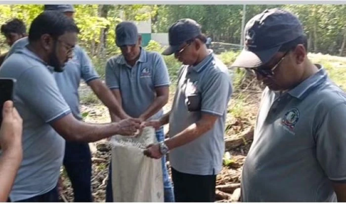 সুন্দরবন বাঁচাতে সাংবাদিকদের হাতে বস্তা : কটকা-কোচিখালী-ডিমের চরে প্লাস্টিক-পলিথিন অপসারণ